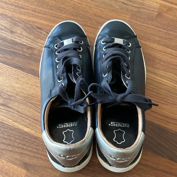SALE! UGG women’s leather sneakers size 8.5 very good condition - Picture 2 of 7